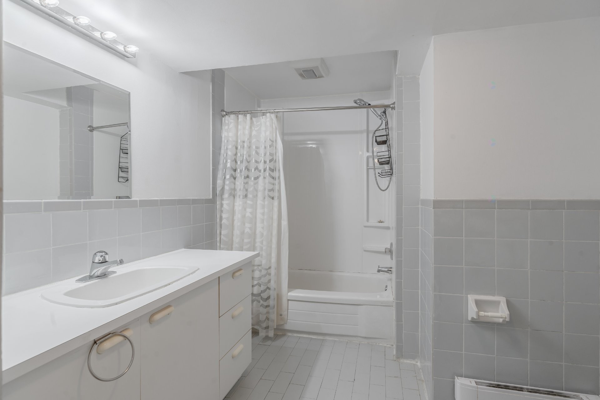 Bathroom - 4827A Av. Victoria, Montréal (Côte-Des-Neiges/Notre-Dame-De-Grâce), QC - Indoor Photo Showing Bathroom