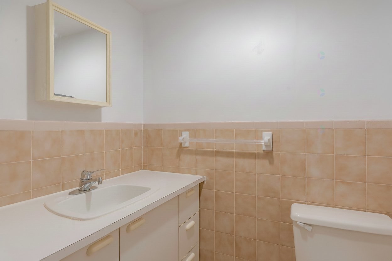 Powder room - 4827A Av. Victoria, Montréal (Côte-Des-Neiges/Notre-Dame-De-Grâce), QC - Indoor Photo Showing Bathroom