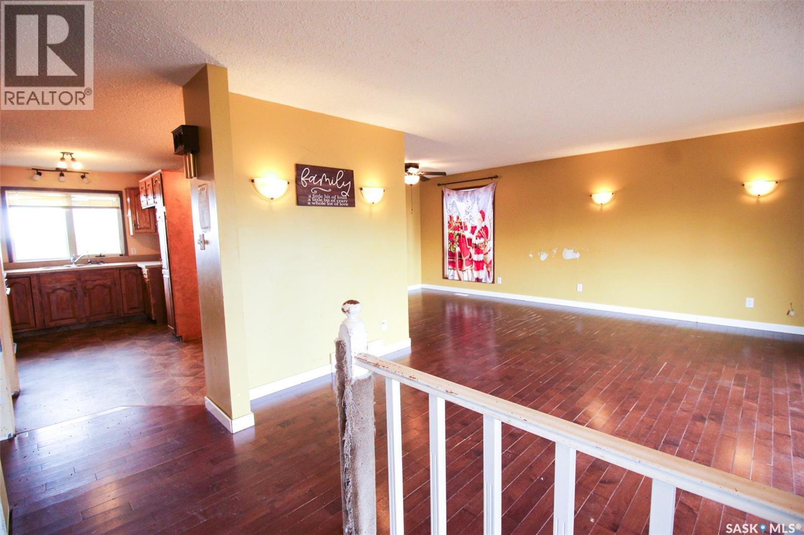 504 3Rd Avenue E, Frontier, SK - Indoor