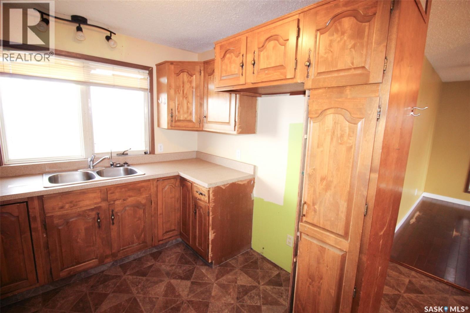 504 3Rd Avenue E, Frontier, SK - Indoor Photo Showing Kitchen With Double Sink