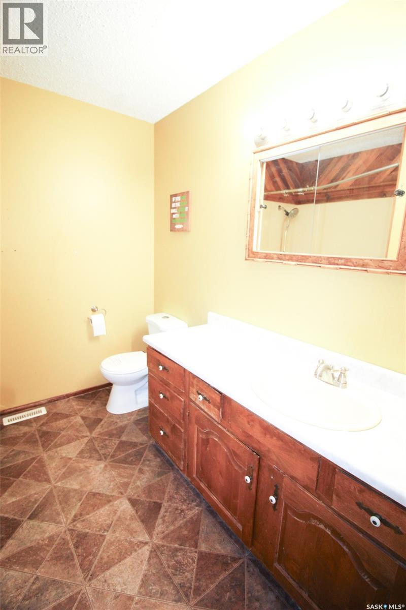 504 3Rd Avenue E, Frontier, SK - Indoor Photo Showing Bathroom