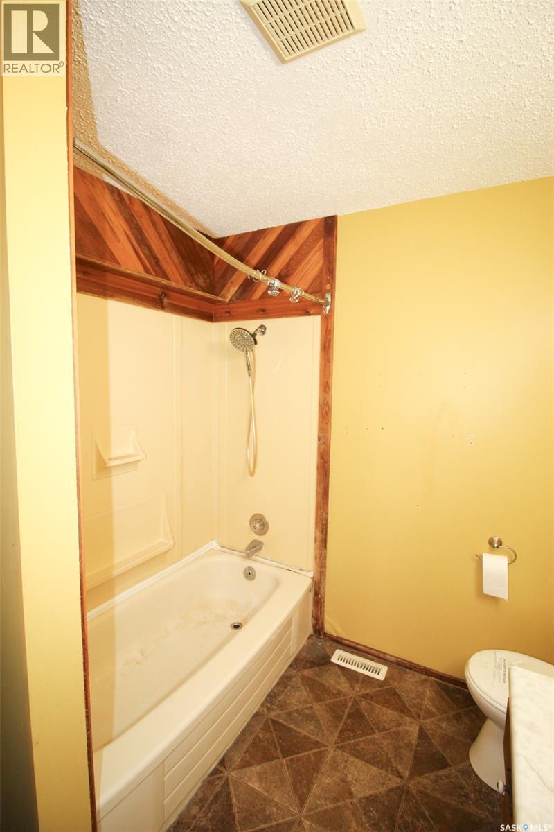 504 3Rd Avenue E, Frontier, SK - Indoor Photo Showing Bathroom