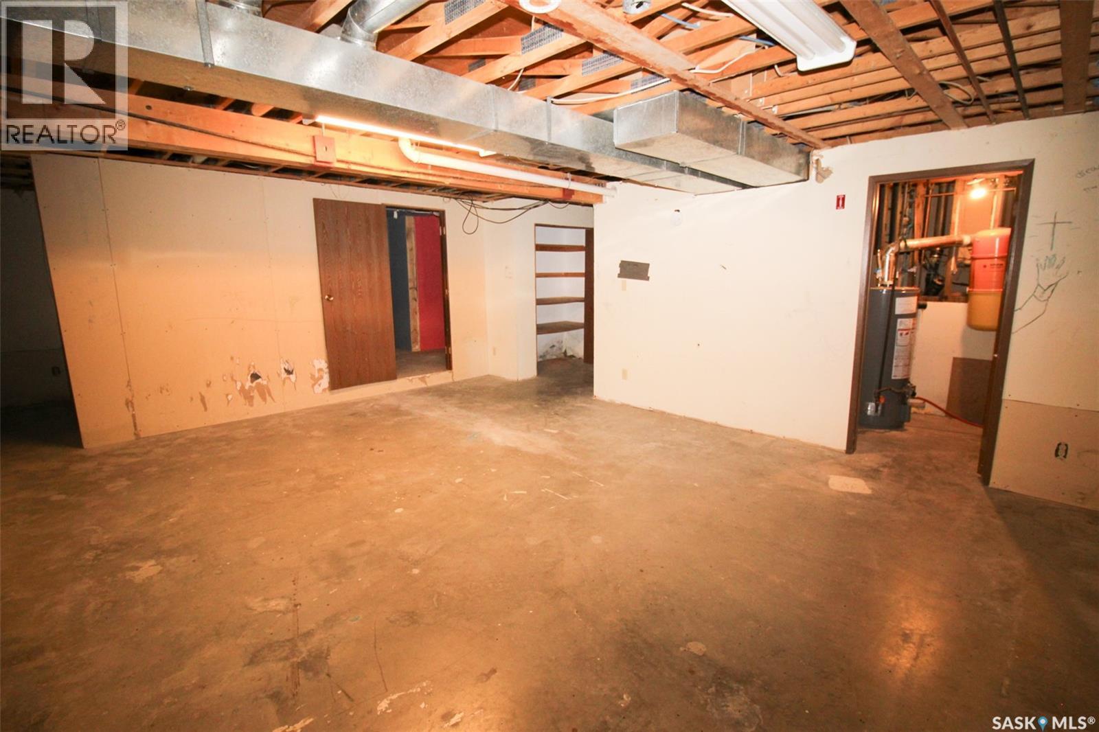 504 3Rd Avenue E, Frontier, SK - Indoor Photo Showing Basement
