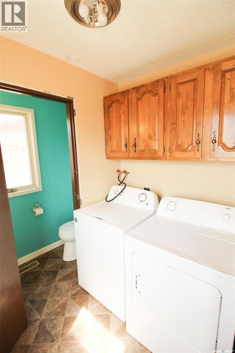 504 3Rd Avenue E, Frontier, SK - Indoor Photo Showing Laundry Room