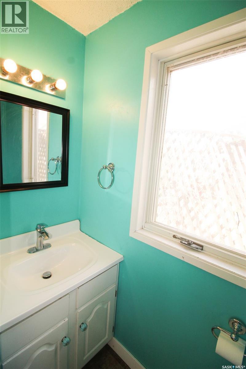 504 3Rd Avenue E, Frontier, SK - Indoor Photo Showing Bathroom