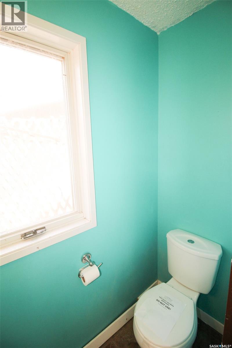 504 3Rd Avenue E, Frontier, SK - Indoor Photo Showing Bathroom