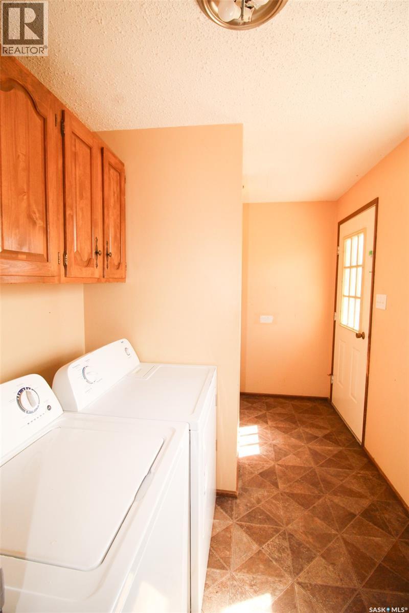 504 3Rd Avenue E, Frontier, SK - Indoor Photo Showing Laundry Room