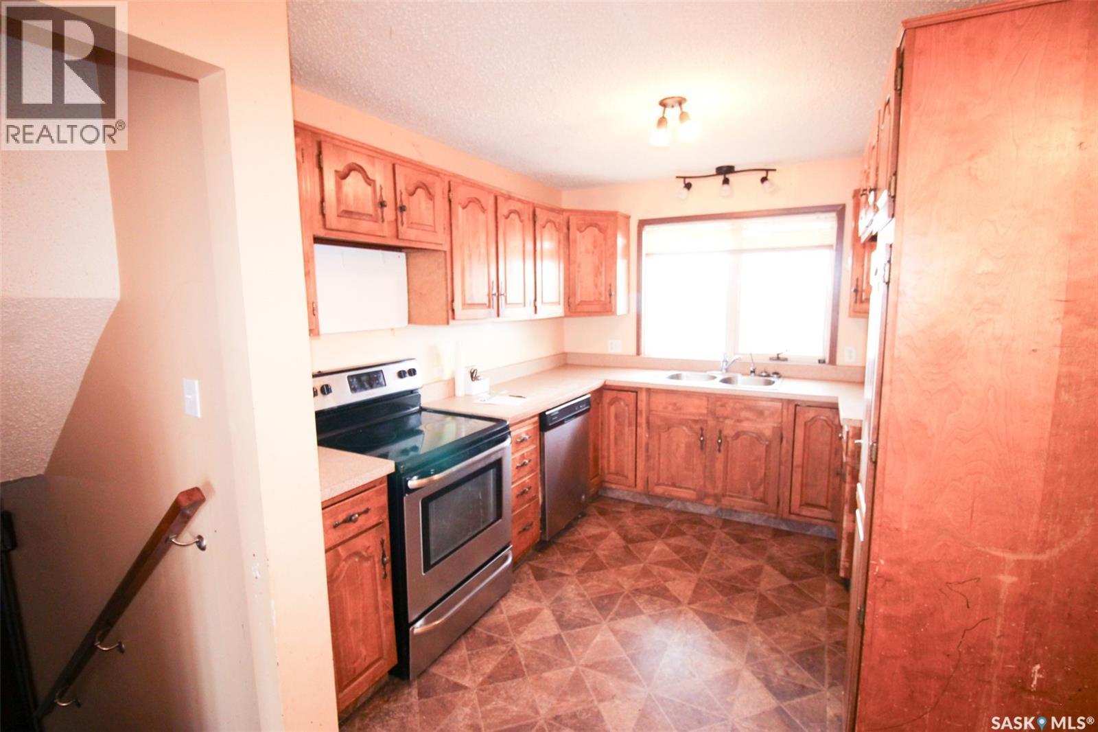 504 3Rd Avenue E, Frontier, SK - Indoor Photo Showing Kitchen