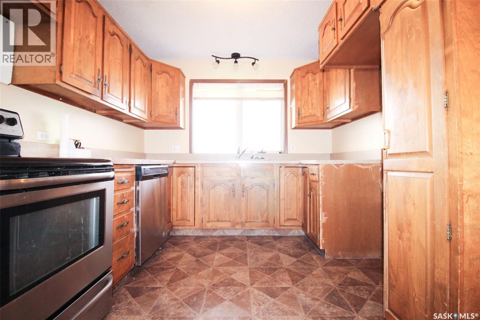 504 3Rd Avenue E, Frontier, SK - Indoor Photo Showing Kitchen
