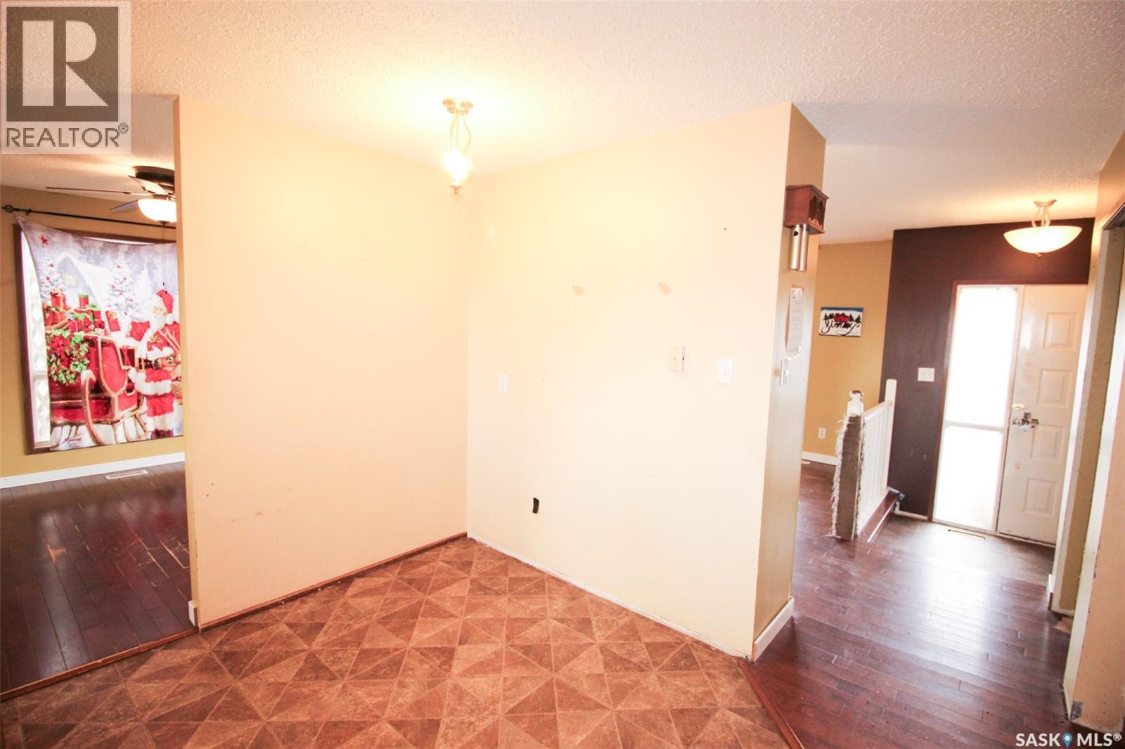 504 3Rd Avenue E, Frontier, SK - Indoor Photo Showing Other Room