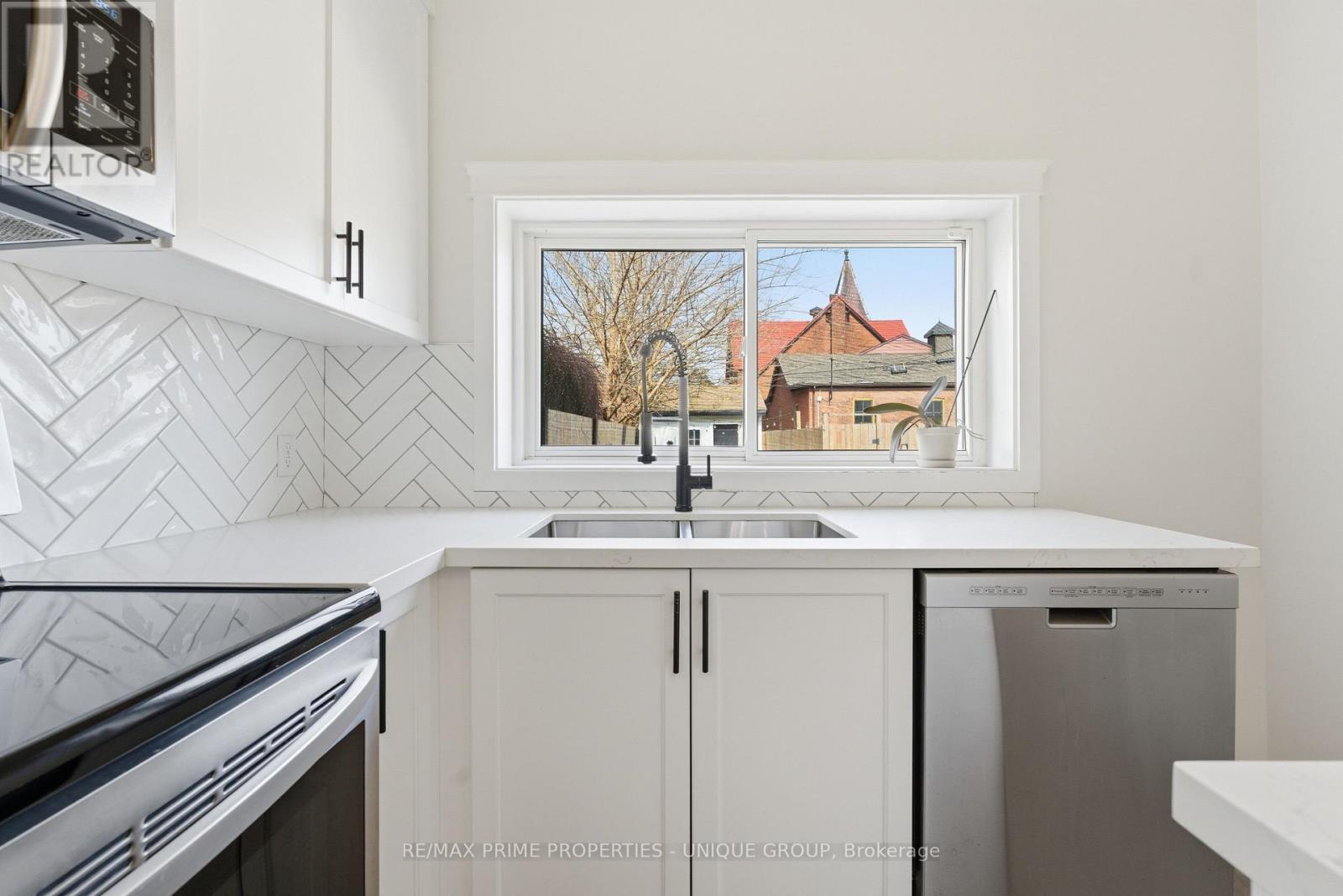 123 East Avenue N, Hamilton, ON - Indoor Photo Showing Kitchen With Double Sink