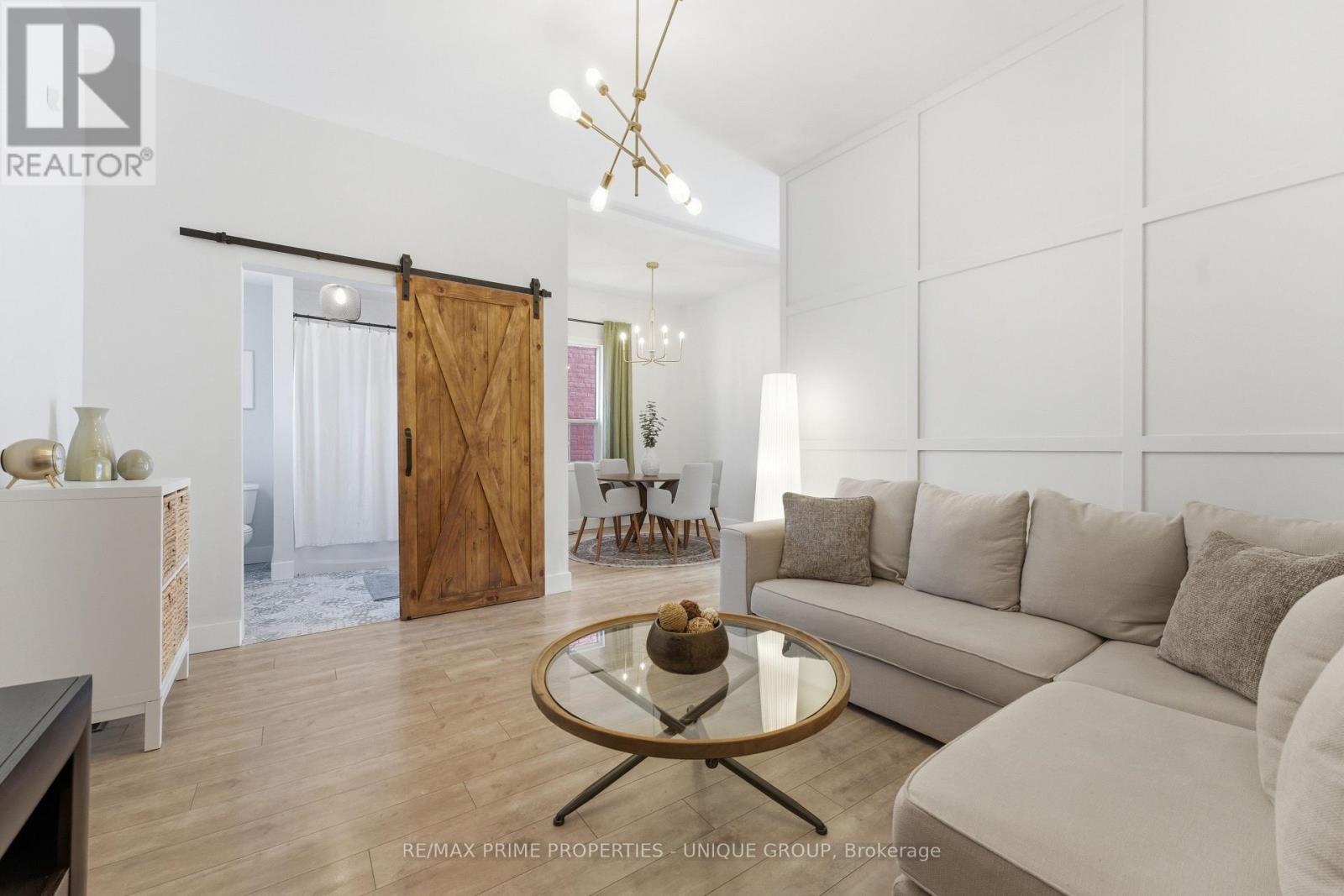 123 East Avenue N, Hamilton, ON - Indoor Photo Showing Living Room