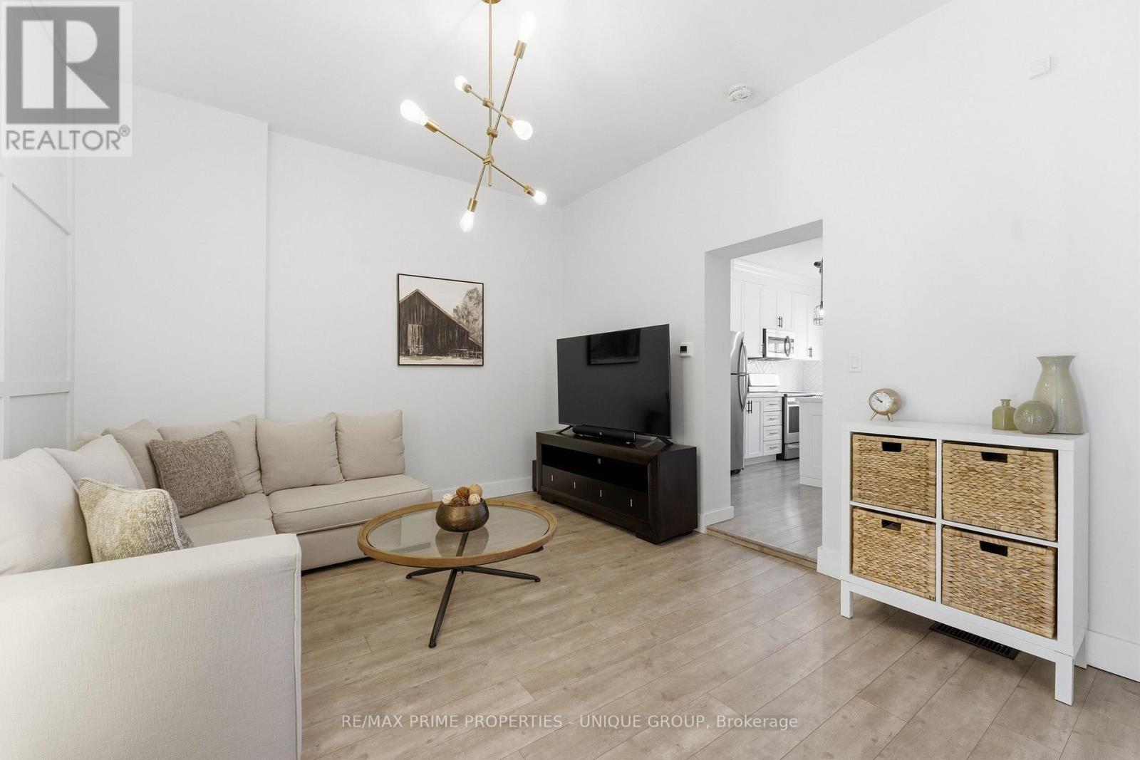 123 East Avenue N, Hamilton, ON - Indoor Photo Showing Living Room