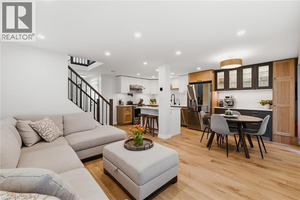 218 Prosperity Drive, Kitchener, ON - Indoor Photo Showing Living Room