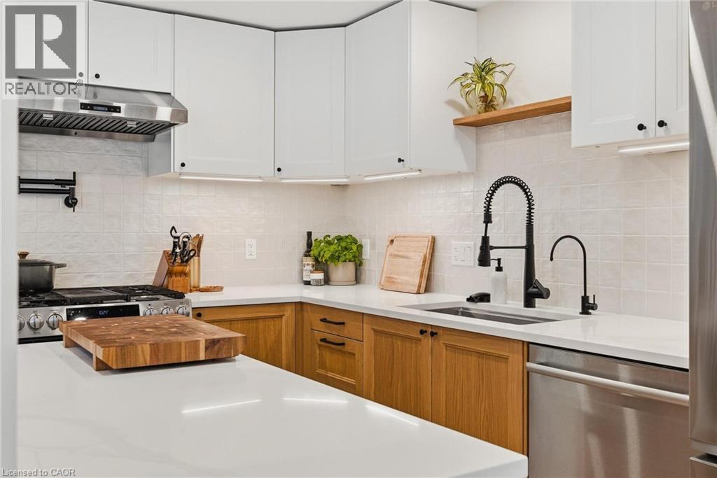218 Prosperity Drive, Kitchener, ON - Indoor Photo Showing Kitchen With Upgraded Kitchen