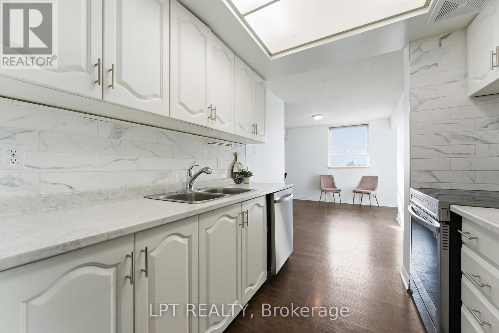 314 - 555 Brittany Drive, Ottawa, ON - Indoor Photo Showing Kitchen With Double Sink