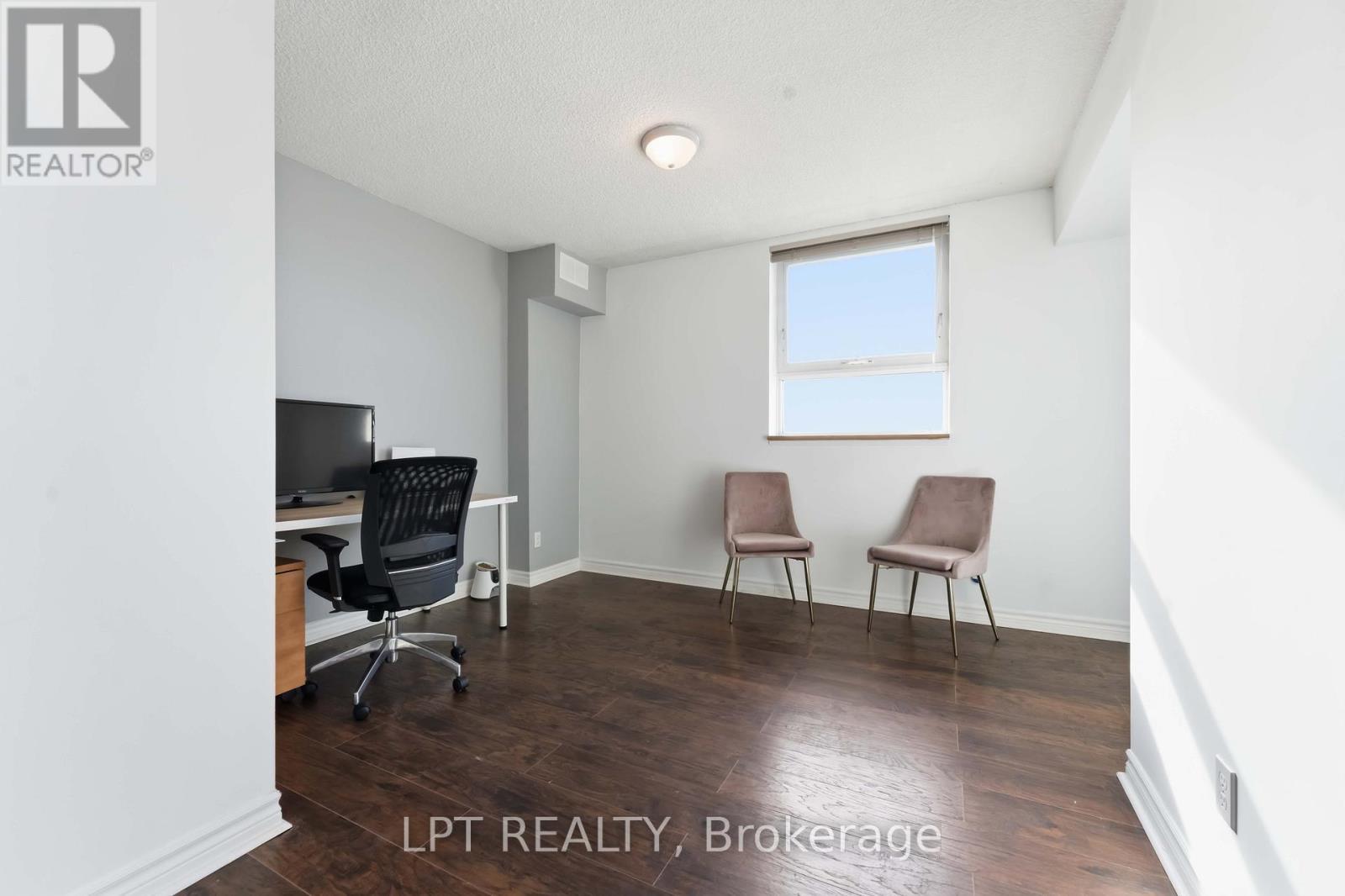 314 - 555 Brittany Drive, Ottawa, ON - Indoor