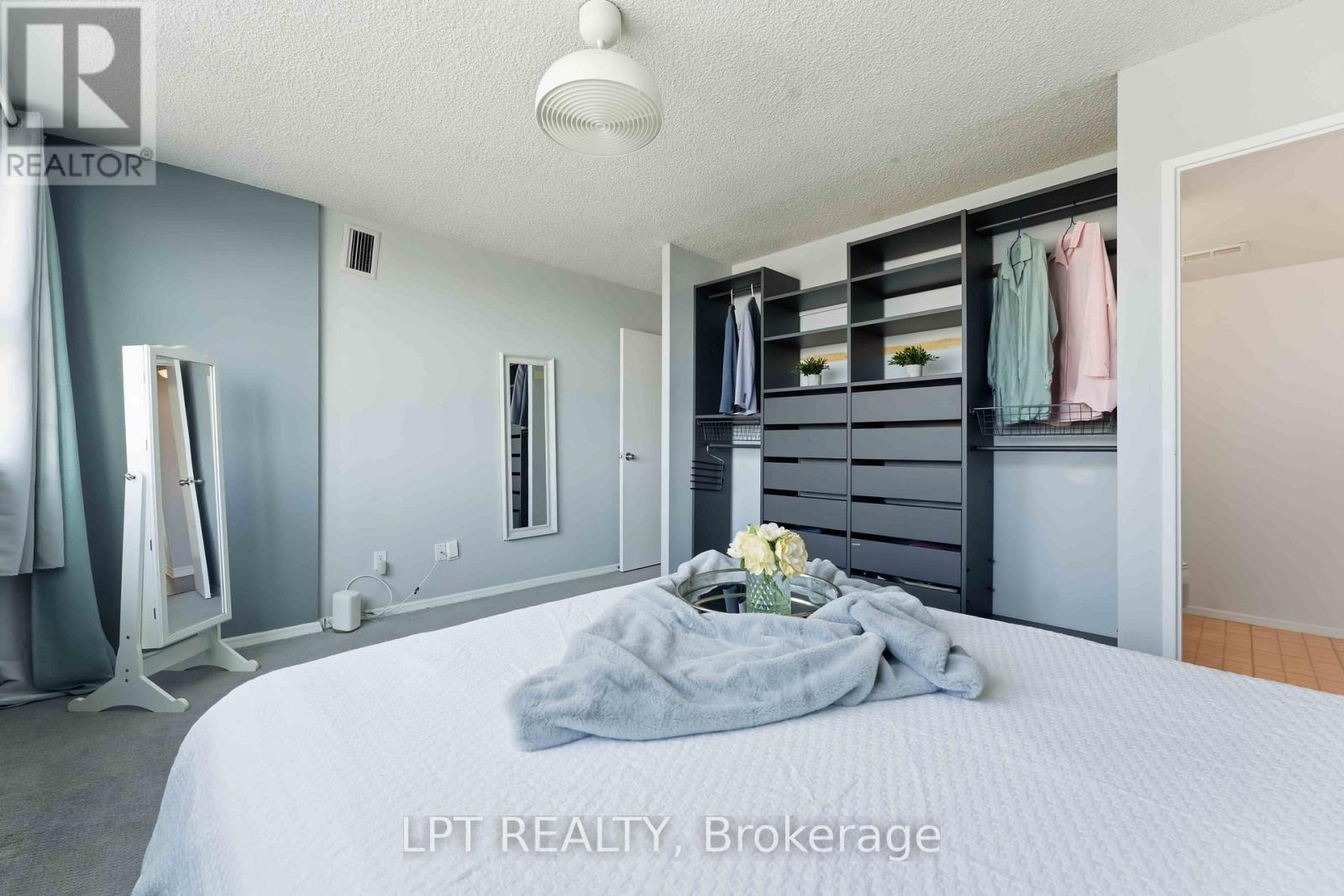314 - 555 Brittany Drive, Ottawa, ON - Indoor Photo Showing Bedroom