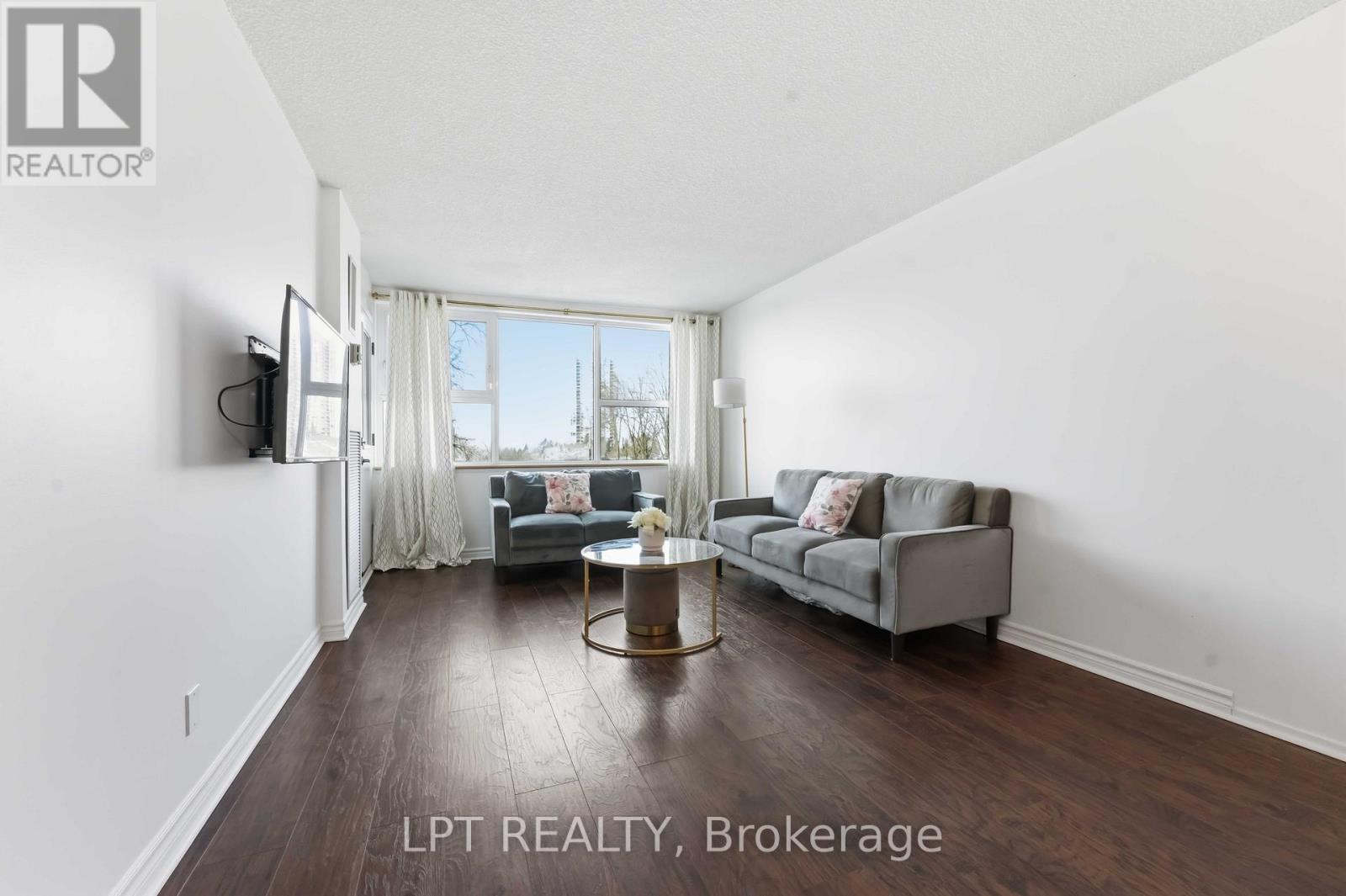 314 - 555 Brittany Drive, Ottawa, ON - Indoor Photo Showing Living Room