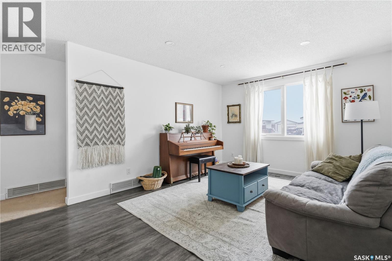 166 Magee Crescent, Regina, SK - Indoor Photo Showing Living Room
