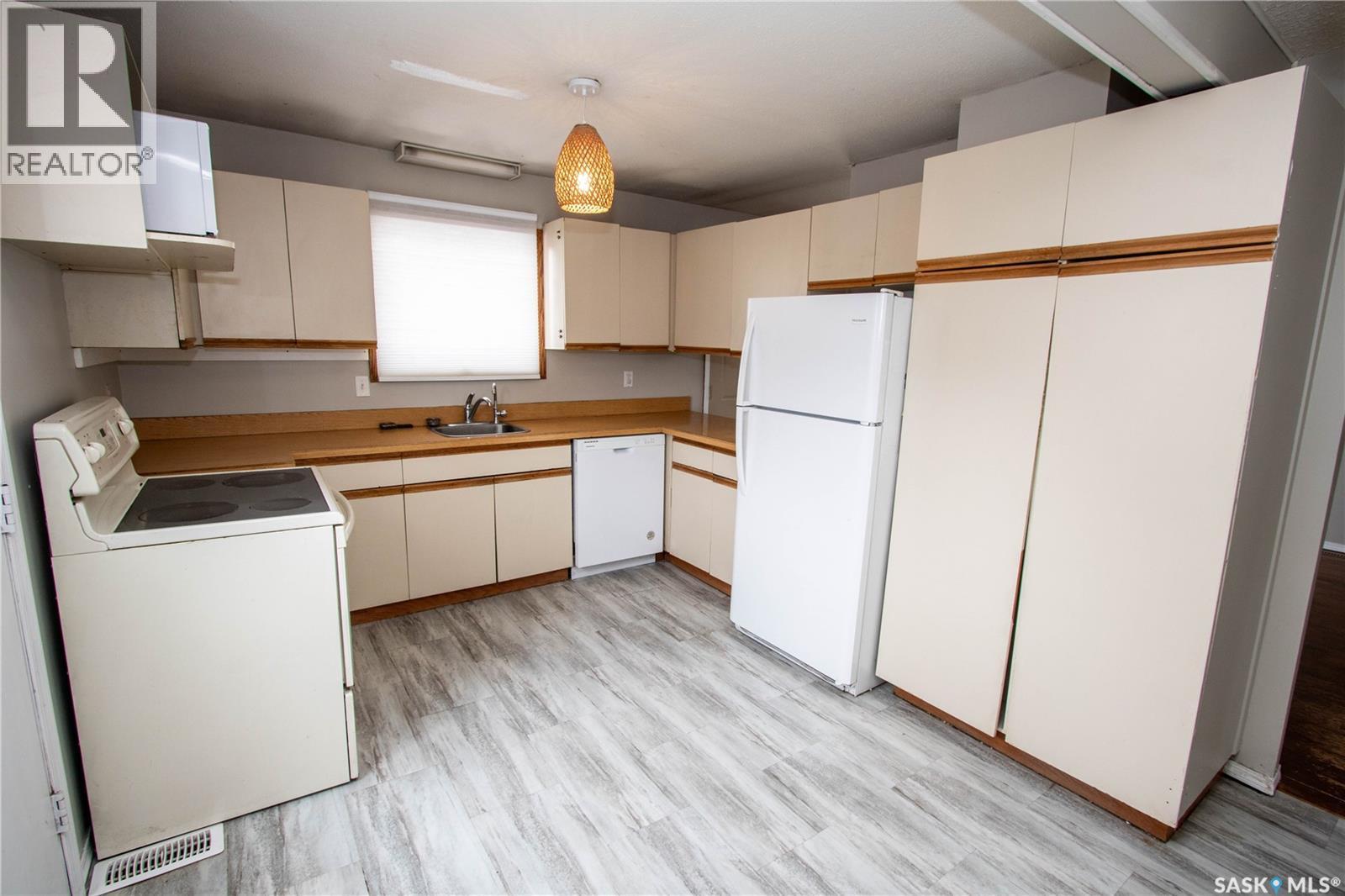 344 Angus Street, Regina, SK - Indoor Photo Showing Kitchen