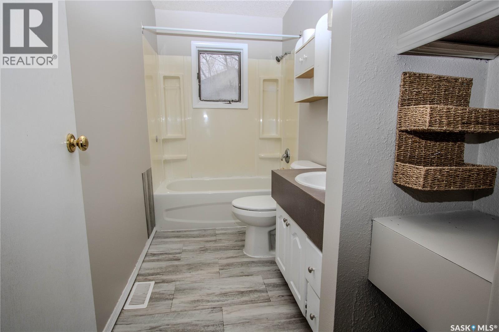 344 Angus Street, Regina, SK - Indoor Photo Showing Bathroom