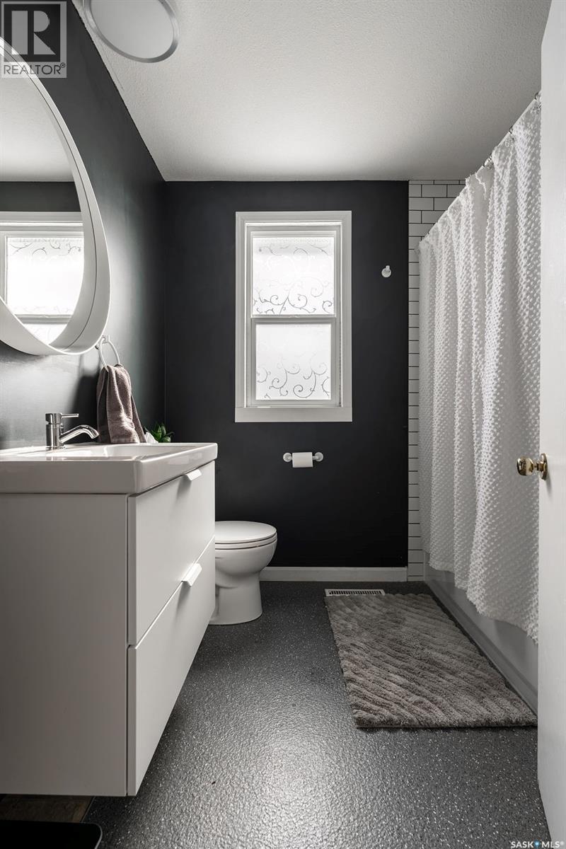 612 M Avenue S, Saskatoon, SK - Indoor Photo Showing Bathroom