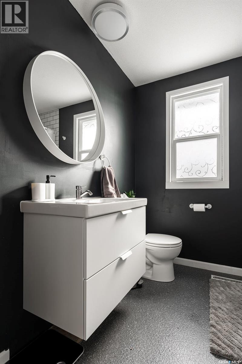 612 M Avenue S, Saskatoon, SK - Indoor Photo Showing Bathroom