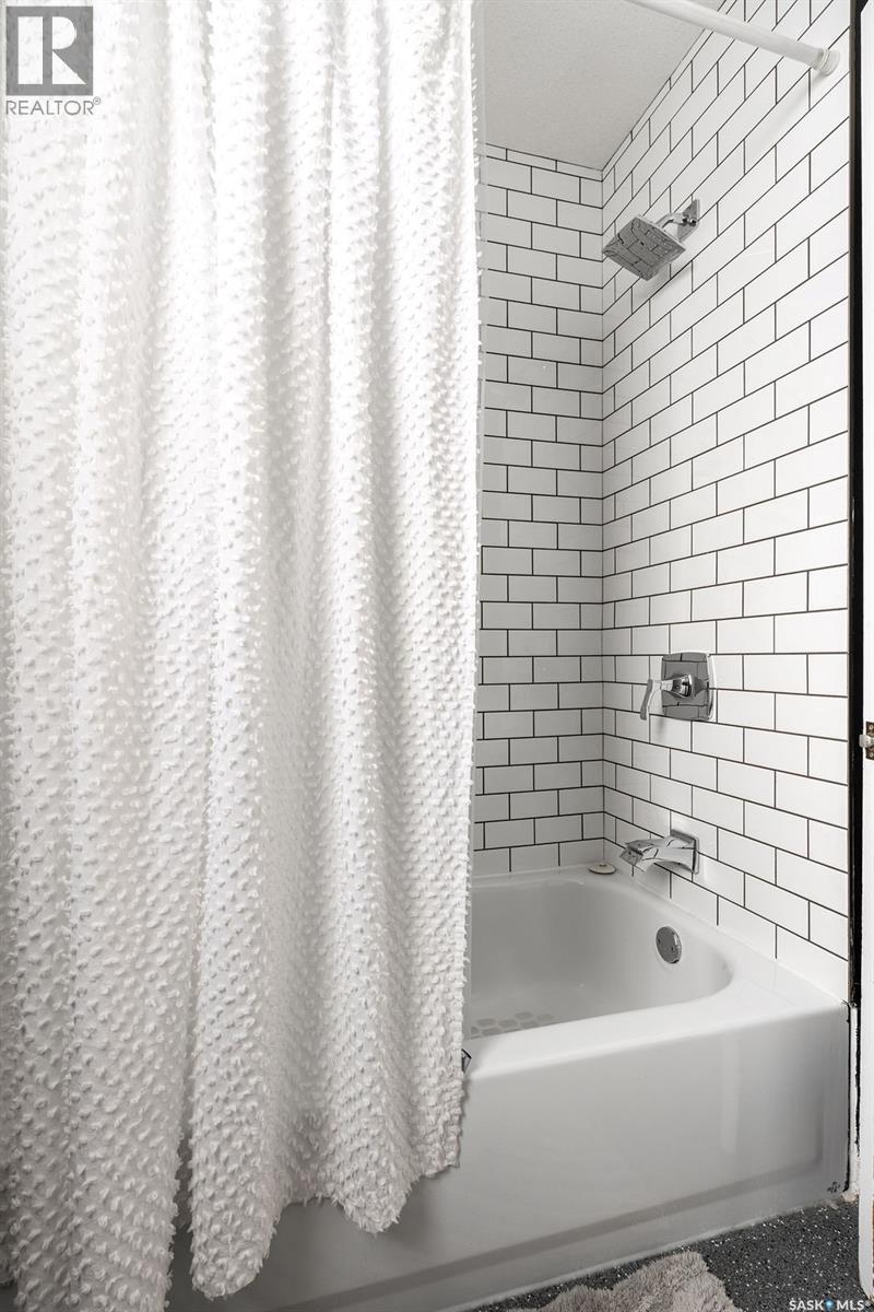 612 M Avenue S, Saskatoon, SK - Indoor Photo Showing Bathroom