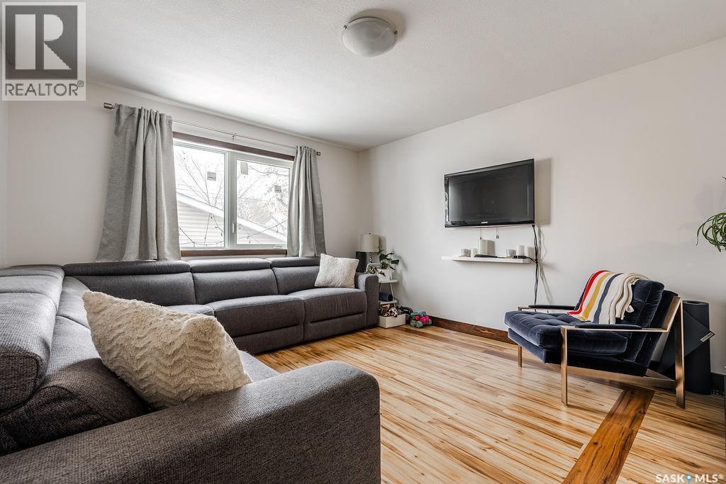 612 M Avenue S, Saskatoon, SK - Indoor Photo Showing Living Room