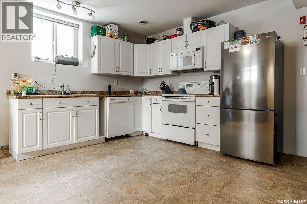 612 M Avenue S, Saskatoon, SK - Indoor Photo Showing Kitchen