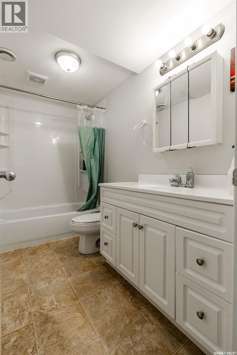 612 M Avenue S, Saskatoon, SK - Indoor Photo Showing Bathroom