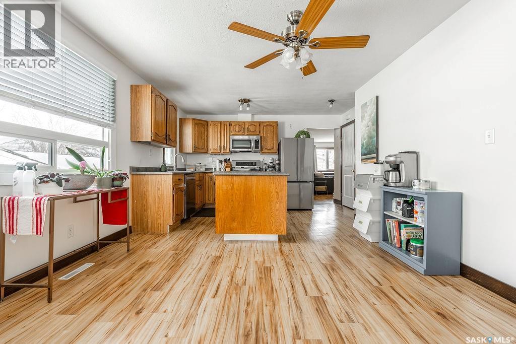 612 M Avenue S, Saskatoon, SK - Indoor Photo Showing Kitchen