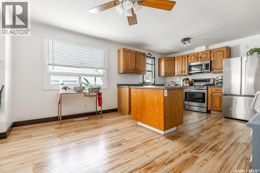 612 M Avenue S, Saskatoon, SK - Indoor Photo Showing Kitchen With Stainless Steel Kitchen