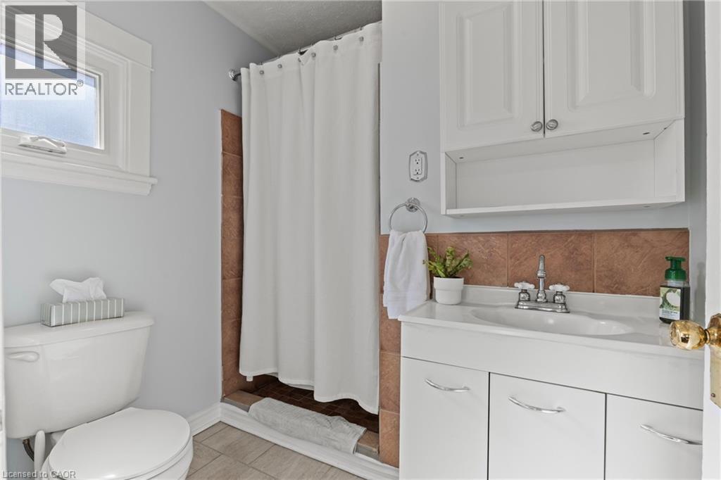 25 Mckinstry Street, Hamilton, ON - Indoor Photo Showing Bathroom
