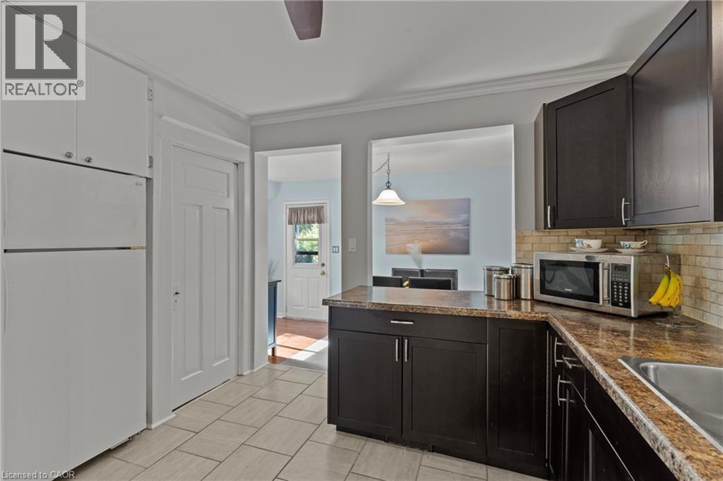 25 Mckinstry Street, Hamilton, ON - Indoor Photo Showing Kitchen