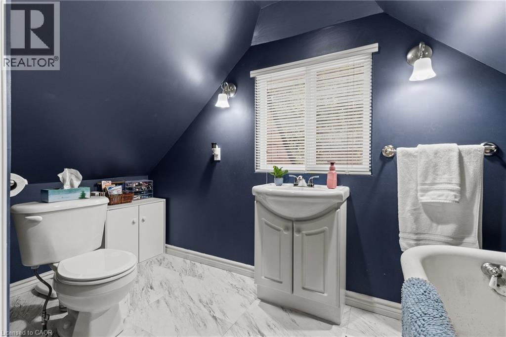 25 Mckinstry Street, Hamilton, ON - Indoor Photo Showing Bathroom