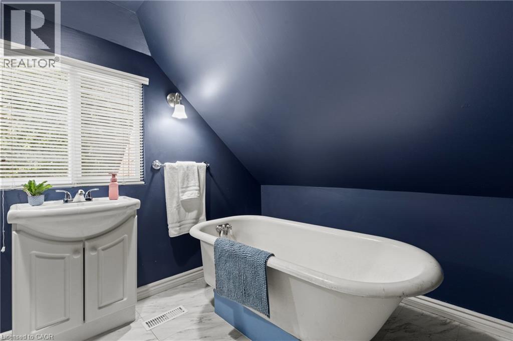 25 Mckinstry Street, Hamilton, ON - Indoor Photo Showing Bathroom