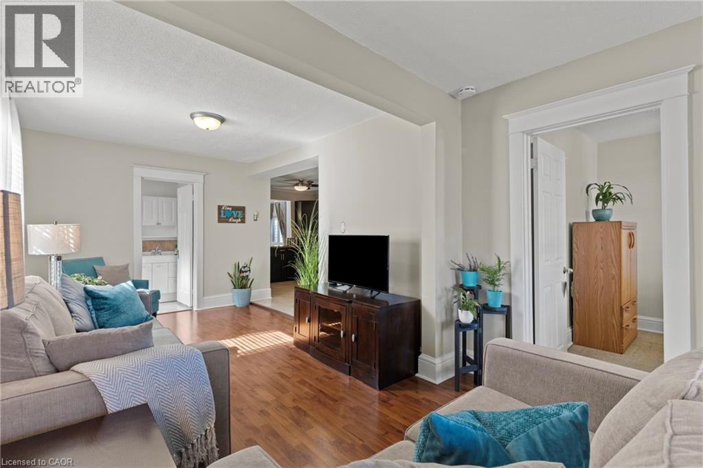 25 Mckinstry Street, Hamilton, ON - Indoor Photo Showing Living Room
