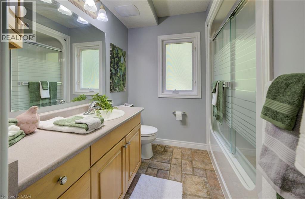Upper unit - 2 Smetana Drive, Kitchener, ON - Indoor Photo Showing Bathroom