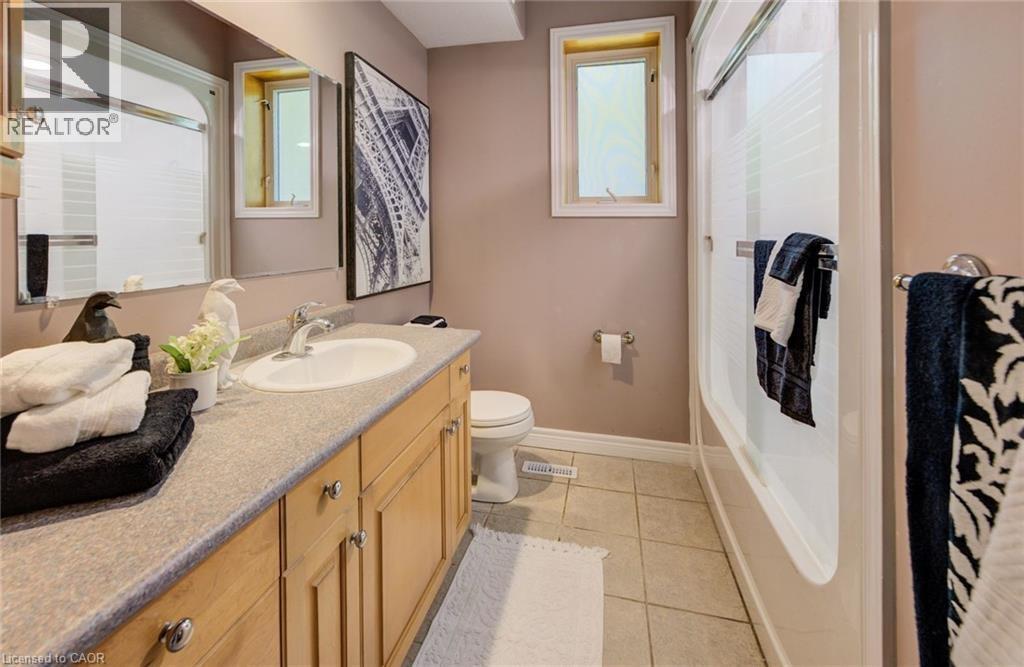 Lower unit - 2 Smetana Drive, Kitchener, ON - Indoor Photo Showing Bathroom