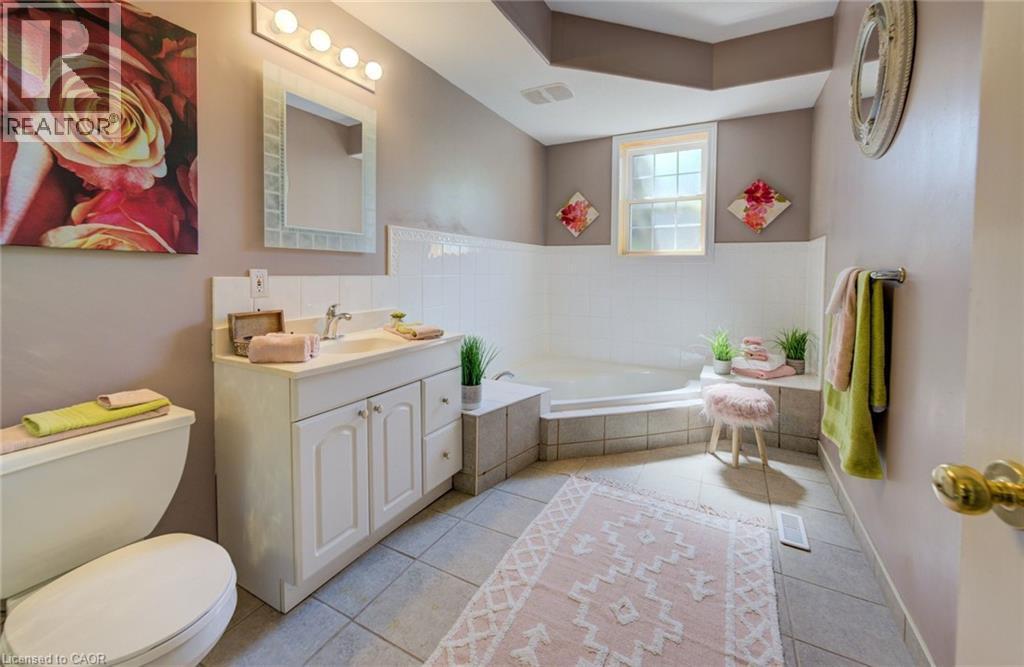 Lower unit - 2 Smetana Drive, Kitchener, ON - Indoor Photo Showing Bathroom