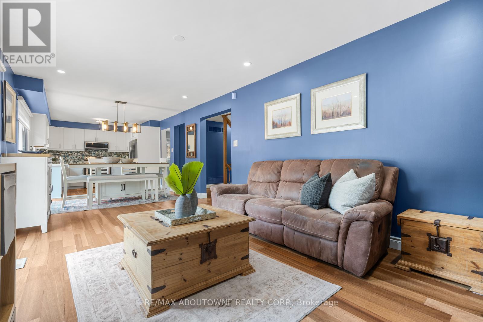 2474 Cavendish Drive, Burlington, ON - Indoor Photo Showing Living Room
