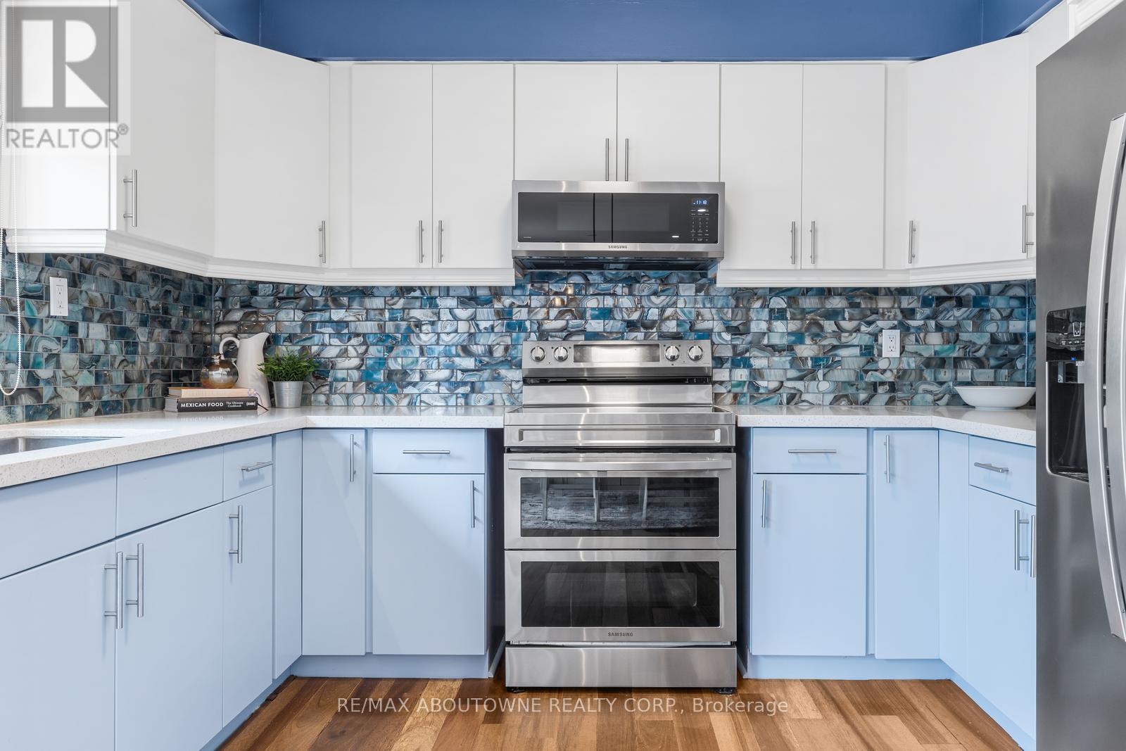2474 Cavendish Drive, Burlington, ON - Indoor Photo Showing Kitchen With Upgraded Kitchen