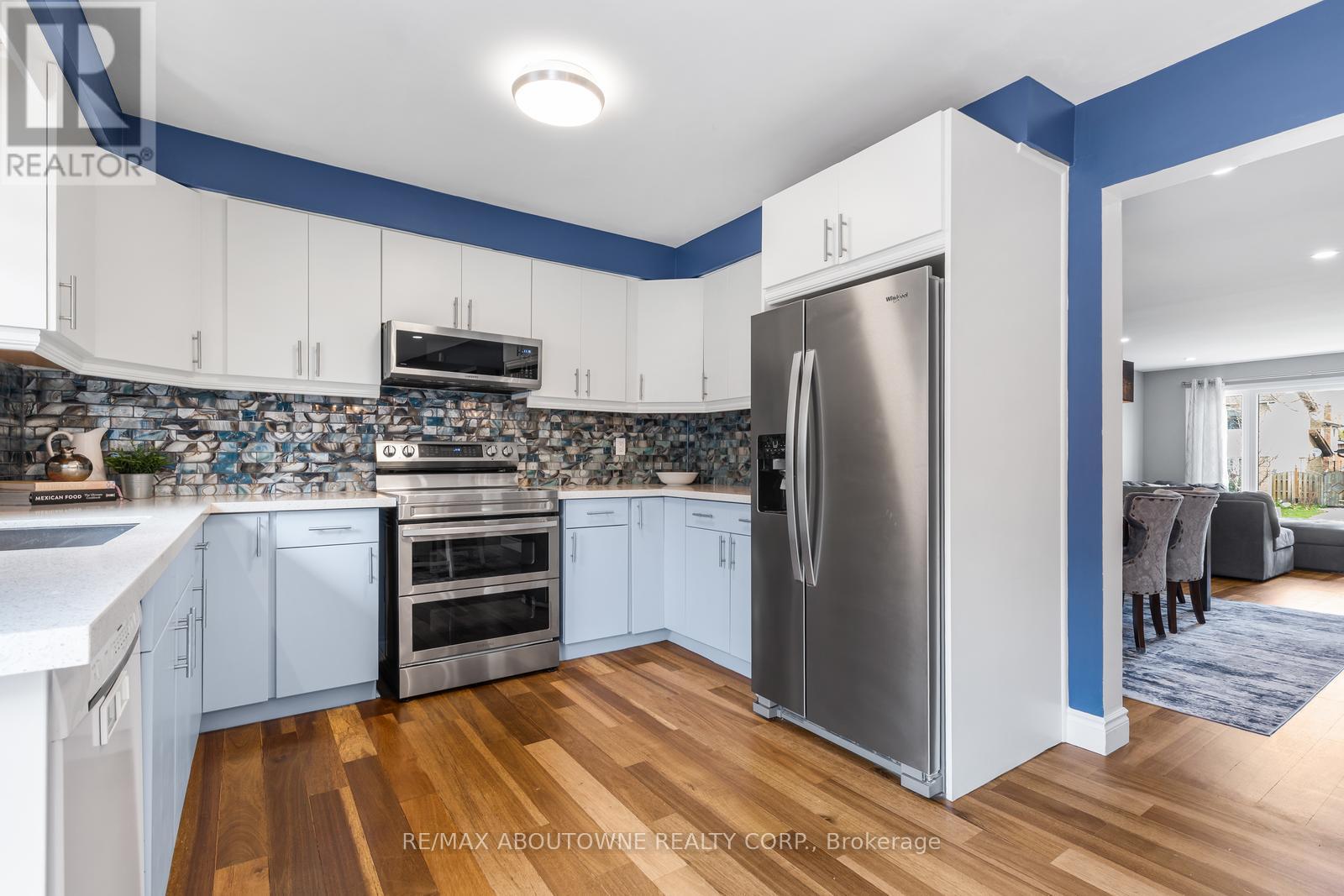 2474 Cavendish Drive, Burlington, ON - Indoor Photo Showing Kitchen With Upgraded Kitchen