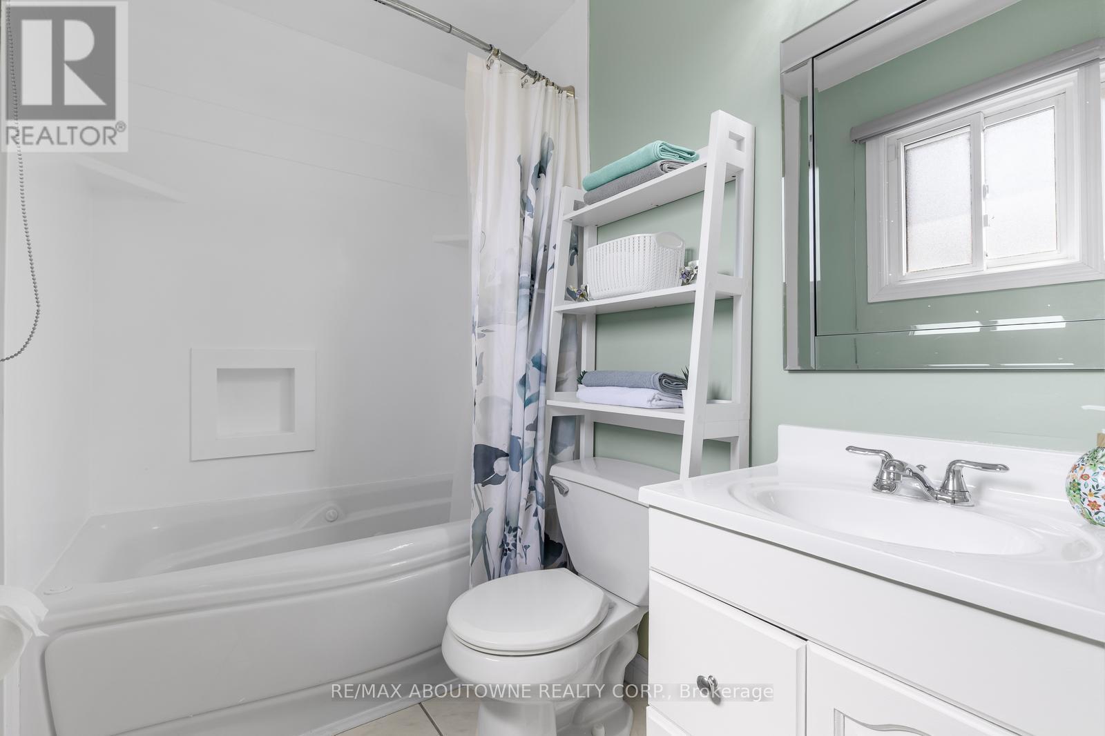2474 Cavendish Drive, Burlington, ON - Indoor Photo Showing Bathroom