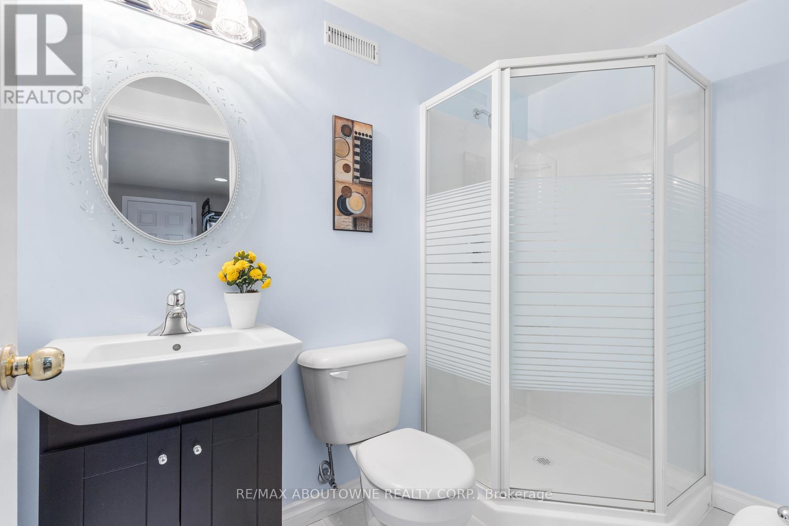 2474 Cavendish Drive, Burlington, ON - Indoor Photo Showing Bathroom