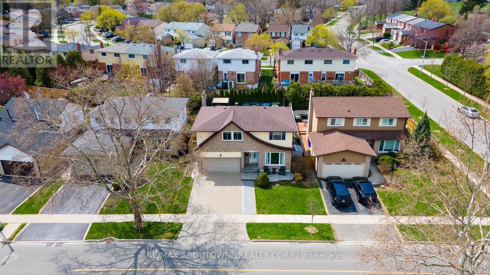 2474 Cavendish Drive, Burlington, ON - Outdoor With Facade