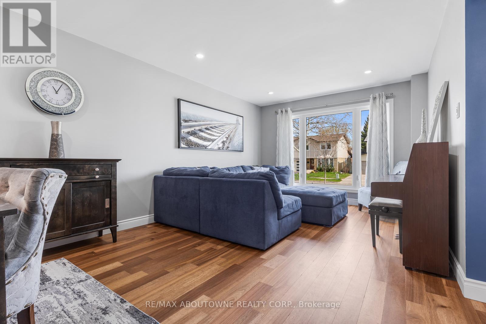 2474 Cavendish Drive, Burlington, ON - Indoor Photo Showing Living Room