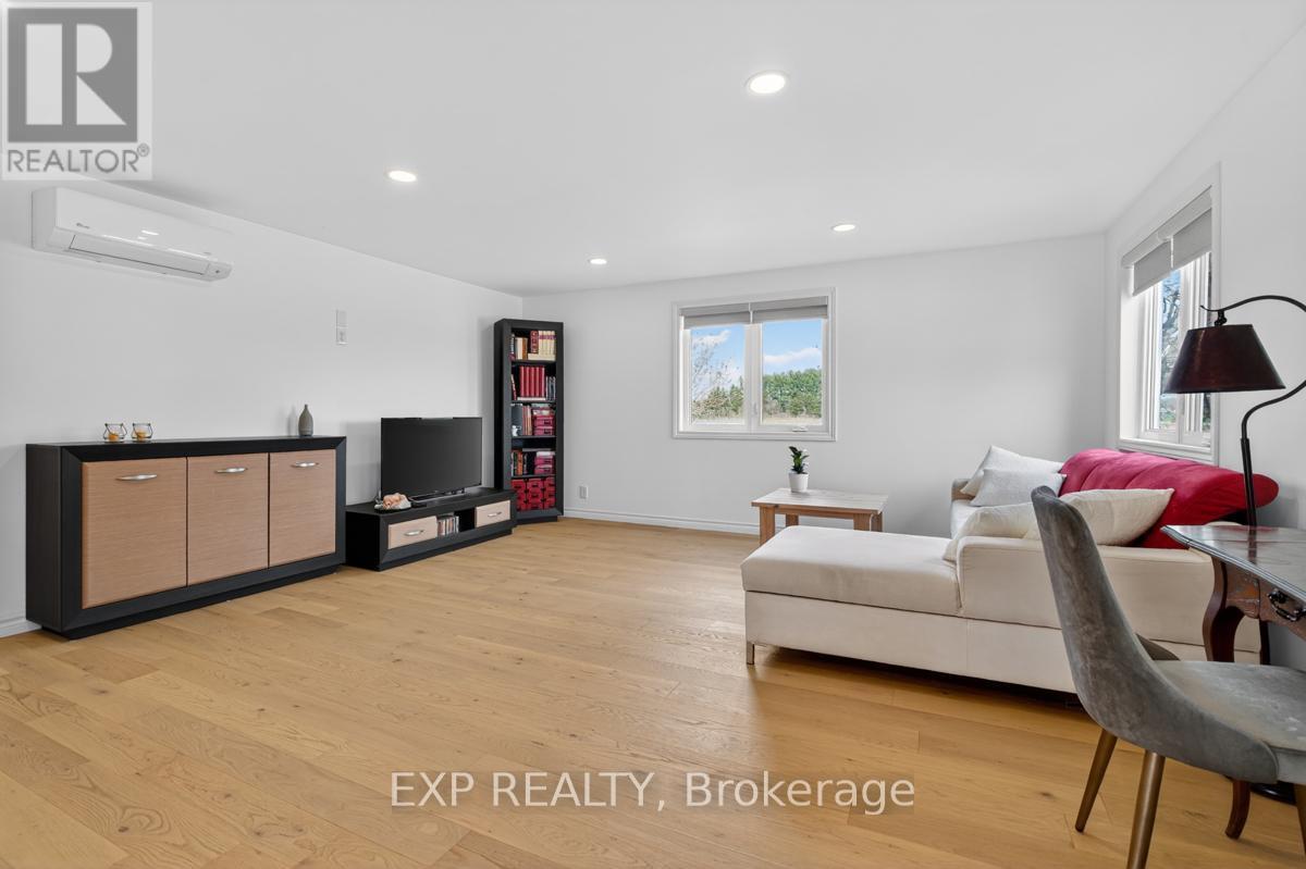 37008 Third Line, Southwold, ON - Indoor Photo Showing Living Room